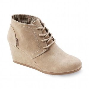 Size 6 Route 66 Emerson Taupe wedge booties
